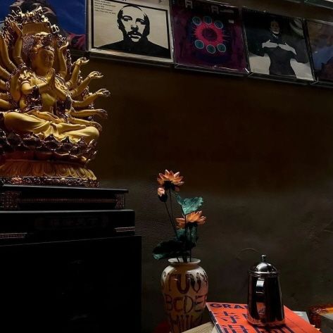 The interior is decorated with Buddhist and retro props (Credit: Geukrakwangsaeng)