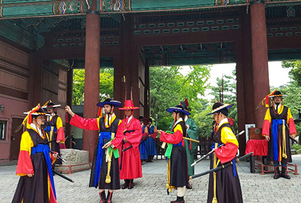 Probándose trajes de guardias del palacio (cortesía del Ayuntamiento de Seúl)