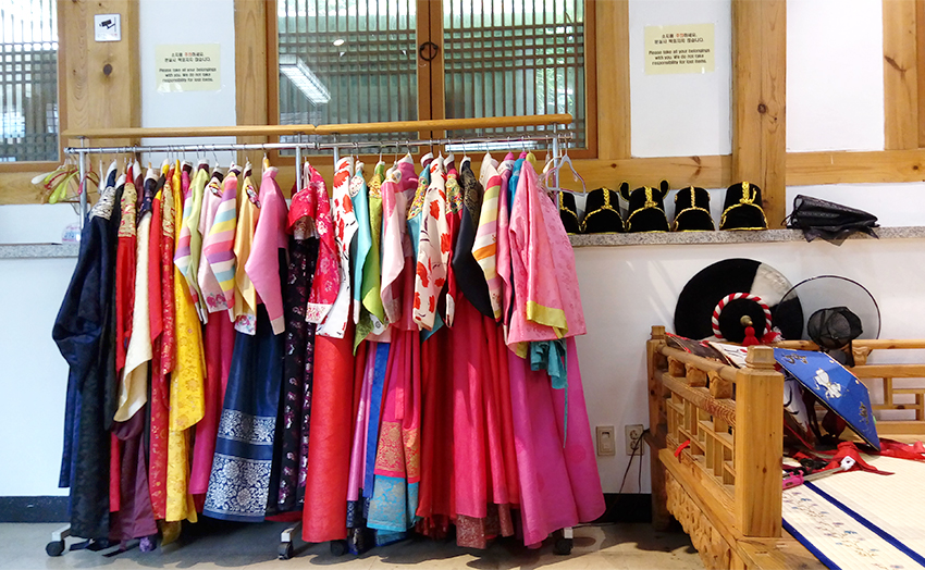 Probándose hanbok en el Centro de Información de Insa-dong, que es una casa tradicional hanok (cortesía del Centro de Información de Insa-dong)