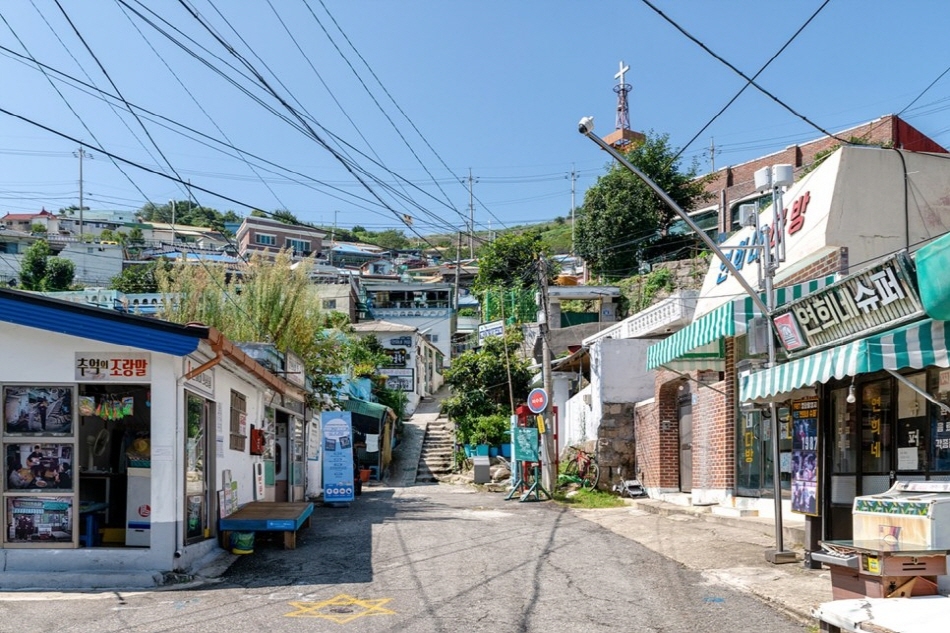 Old-fashioned alleyways (Credit: Travel writer Son Chang-hyun)