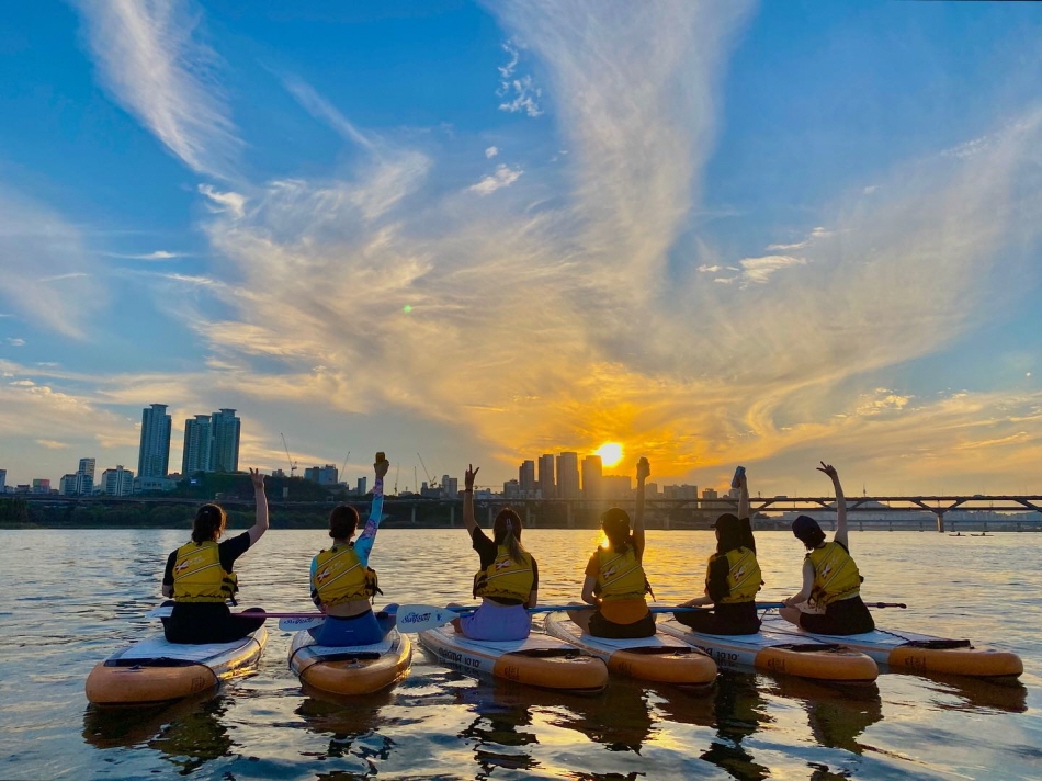 Paddleboarding during a stunning sunset at the Hangang River (Credit: Instagram @lunaru_kayak)