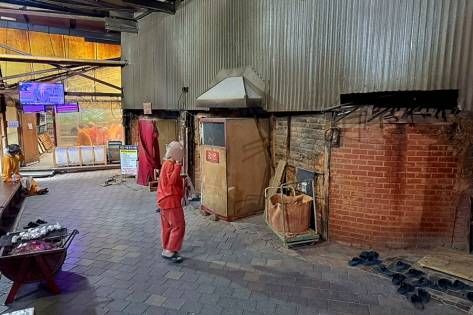 屋外にある炭窯サウナ