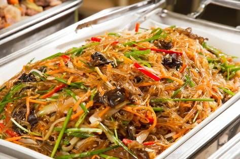 使用許多配料的什錦炒粉條
