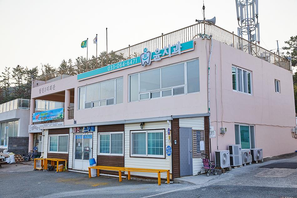 lieu de tournage cabinet de dentiste et caf&eacute; &agrave; c&ocirc;t&eacute; avec vue sur la mer  