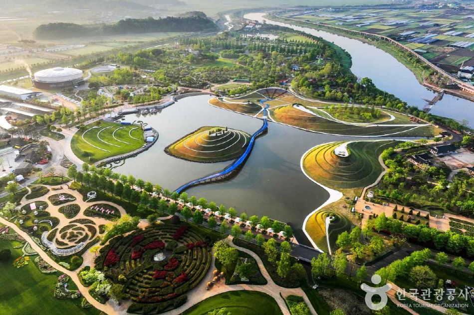 A bird’s-eye view of Suncheonman National Garden (Source: Korea Tourism Organization Gallery)