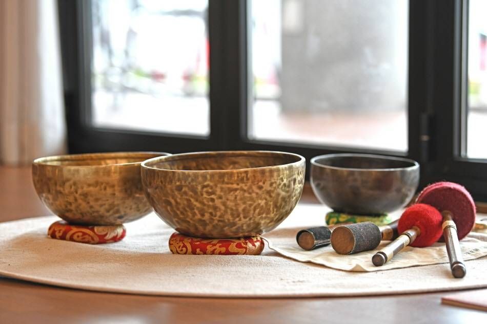 Принадлежности, используемые в йоге с поющими чашами