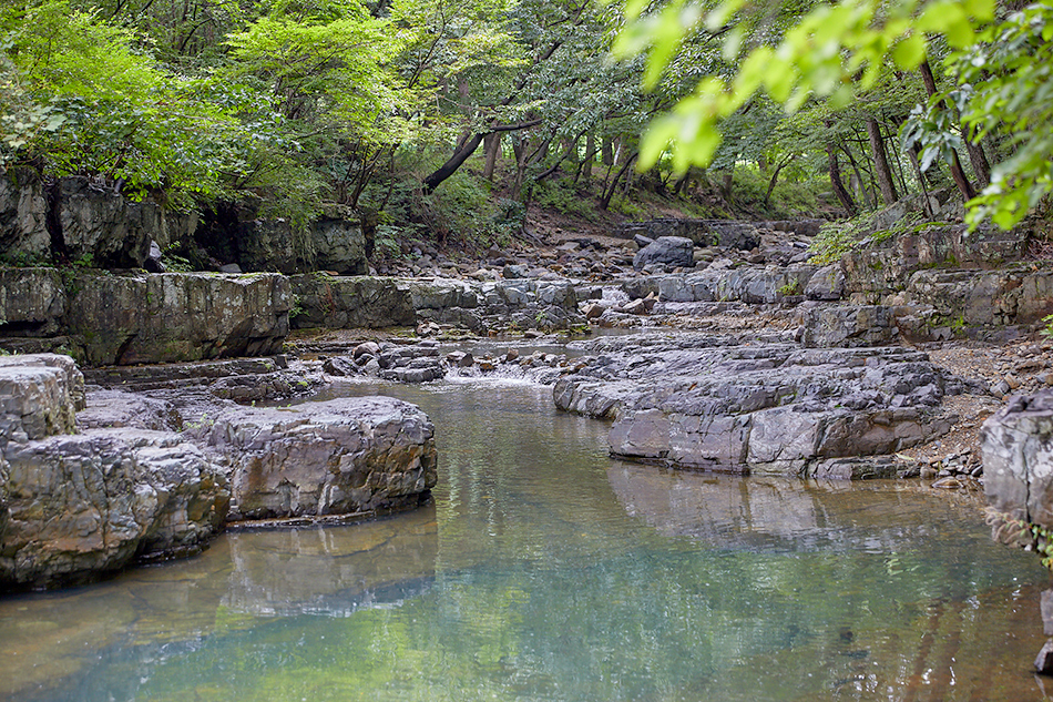 Oksan valley stream near Dongnakdang House 