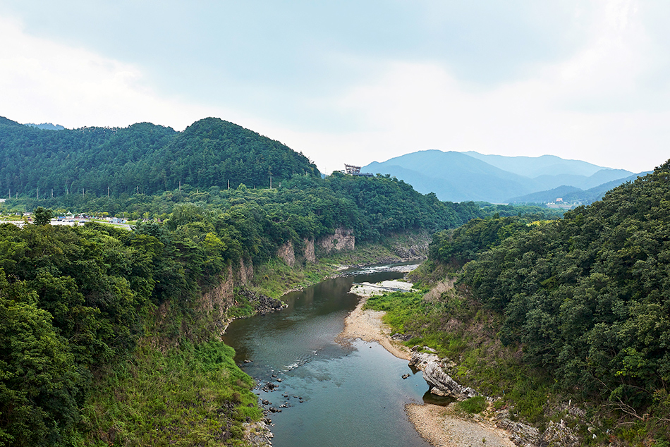 View of the Hantangang River from the sky bridge