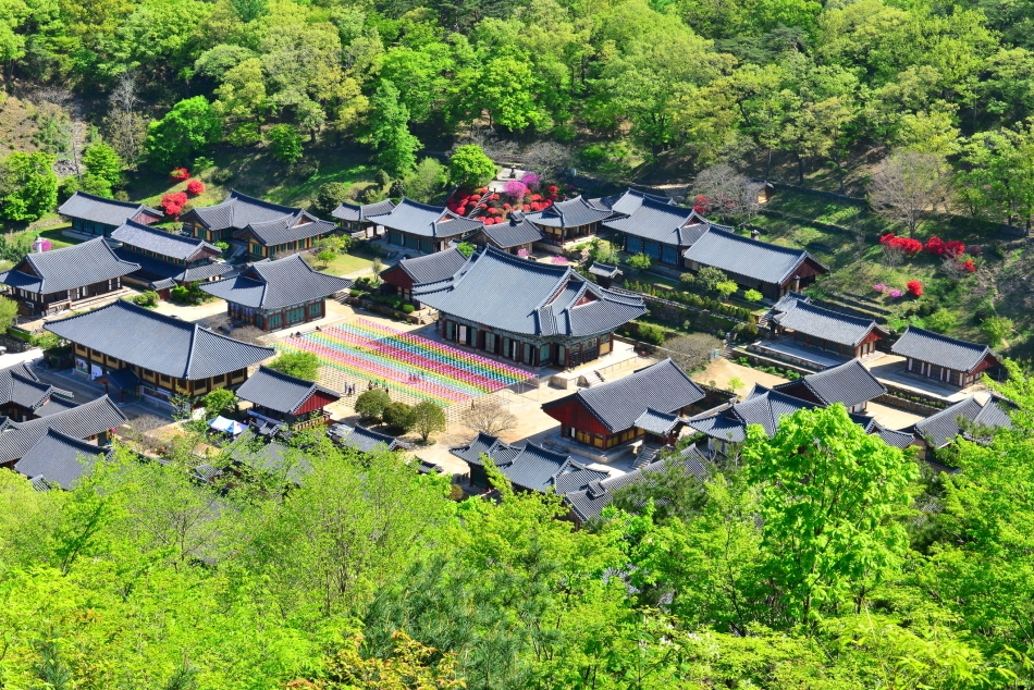 Vistas panorámicas del templo Songgwangsa (cortesía de Sim Cheol, Galería de fotos de la Organización de Turismo de Corea)