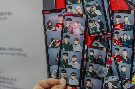 Photoism T1 Player Frame Photographs at T1 Base Camp (Credit: Naver Post © G JOKER)