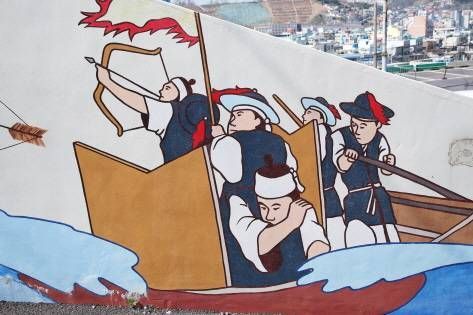 镇南馆附近街道上鸣梁海战主题的墙画