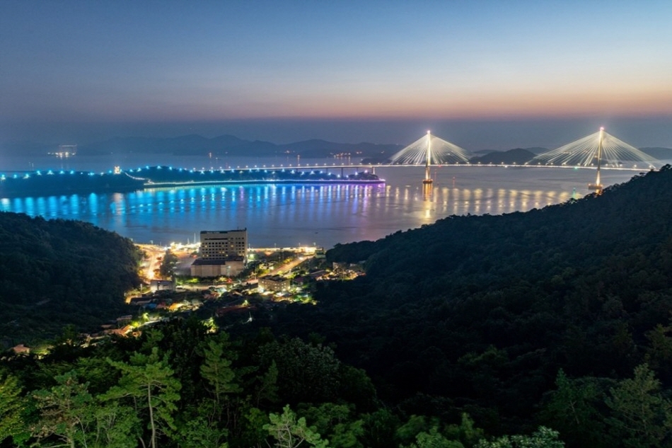 Nightscape of Mokpodaegyo Bridge (Credit: Travel writer Son Chang-hyun)
