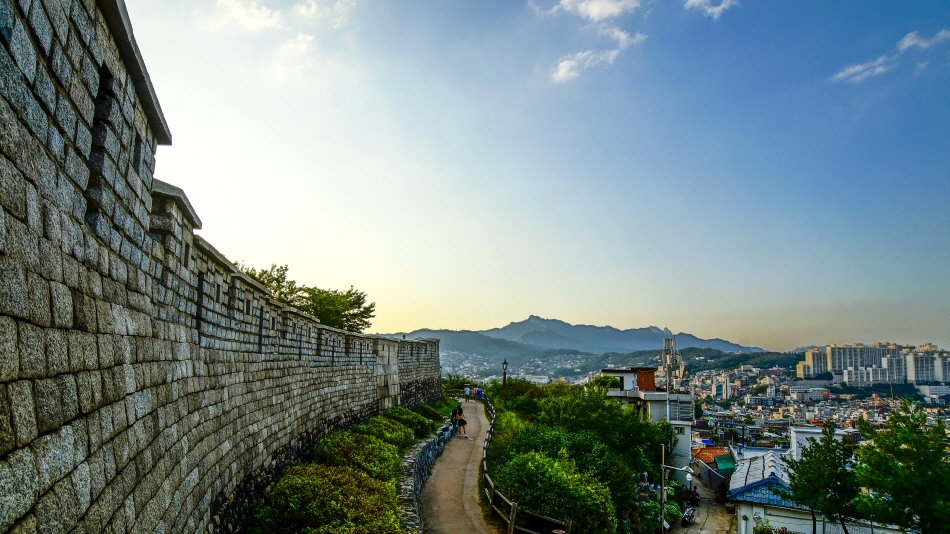 Le sentier de la muraille Hanyangdoseong où vous pouvez marcher tout le long des remparts