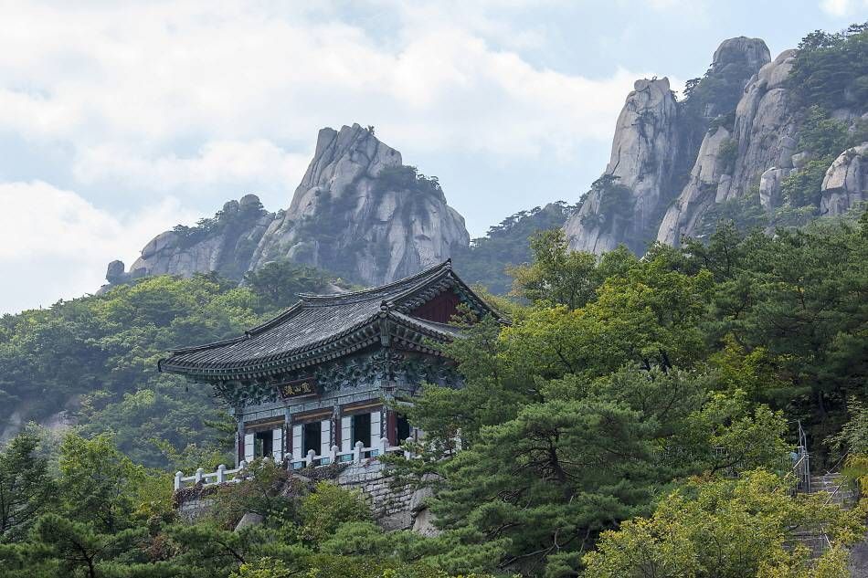 位於岩峰之間的望月寺