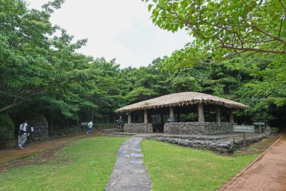 Место разветвления прогулочной тропы к вулканическому конусу &laquo;орым&raquo; и тропы для наблюдения за экосистемой