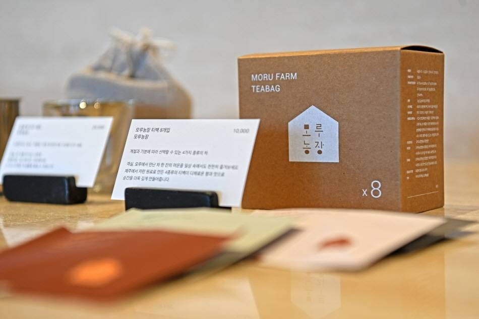 Продукция местных брендов района Пхёсон, представленная в Moroo Lounge