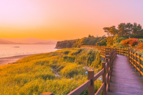 Paisaje lleno de romanticismo de la playa Waon durante la caída del sol (cortesía de Lee Cheol-hyeon, Blog de la Organización de Turismo de Corea)