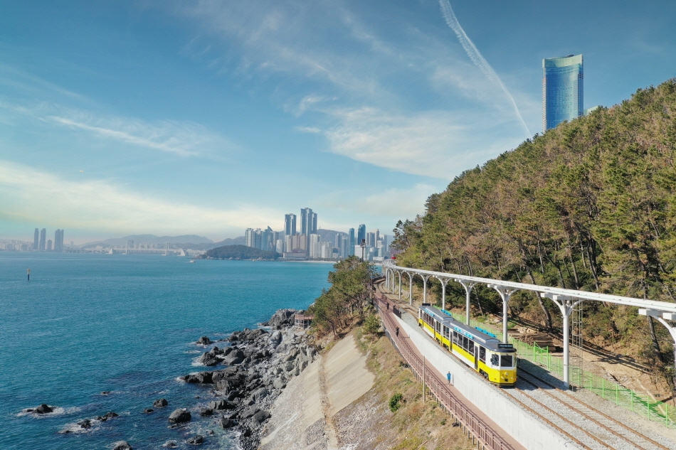 Aut. : Haeundae Blueline Park