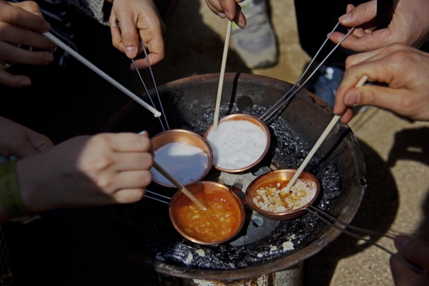 Making dalgona (toffee candy) at Korean Folk Village(Credit: ClipartKorea) 