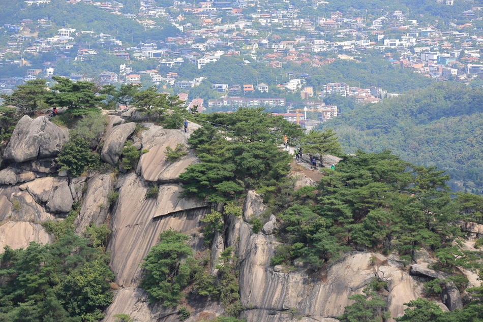 仁王山のすぐ下界にはソウル中心部の街並みが