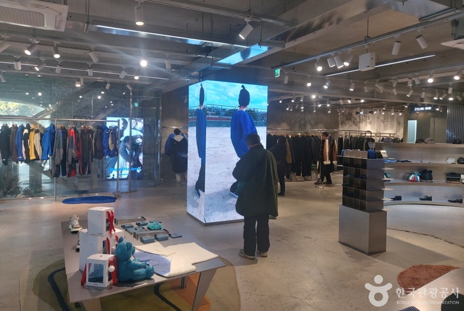 ADER圣水SPACE内商品销售卖场