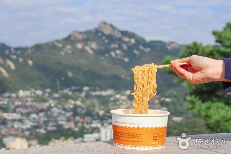 Energize with a cup of ramyeon during the hike
