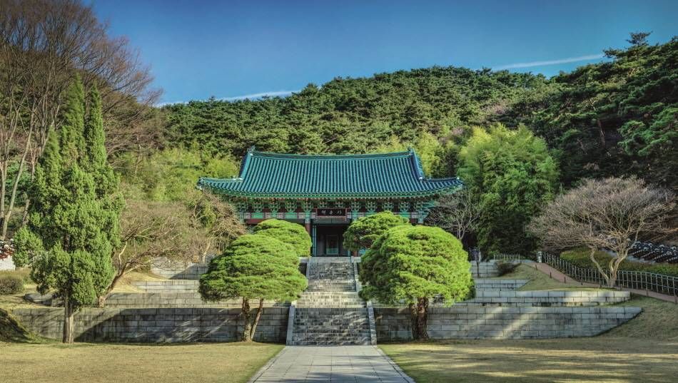 周囲を木々に囲まれた美しい景色の顕忠祠