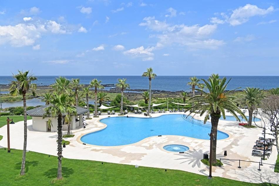 Открытый бассейн курорта