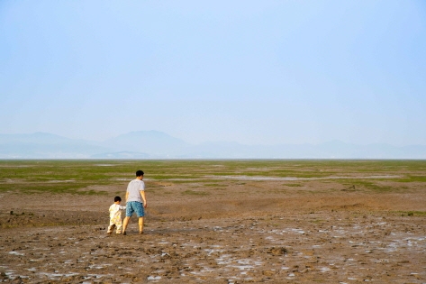 A father and son walking along the Muan Ecological Tidal Flat Land (Credit:Korea Tourism Organization – Kim Ji-ho)