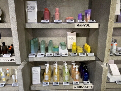 Diversas muestras de productos en Amore Seongsu
