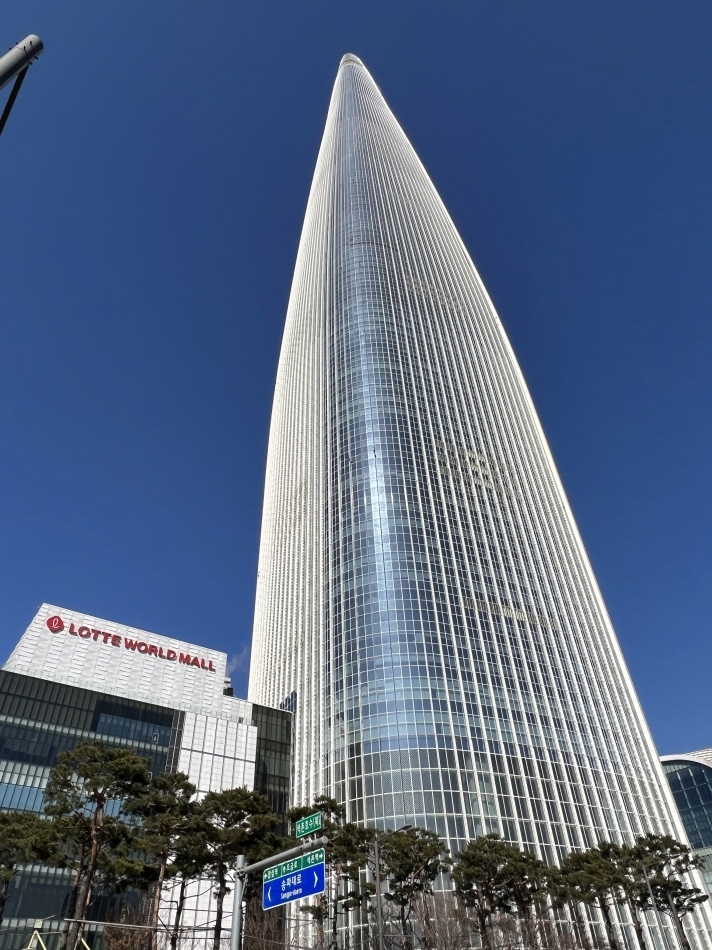 韓国で最も高い555mの超高層ビル・ロッテワールドタワー