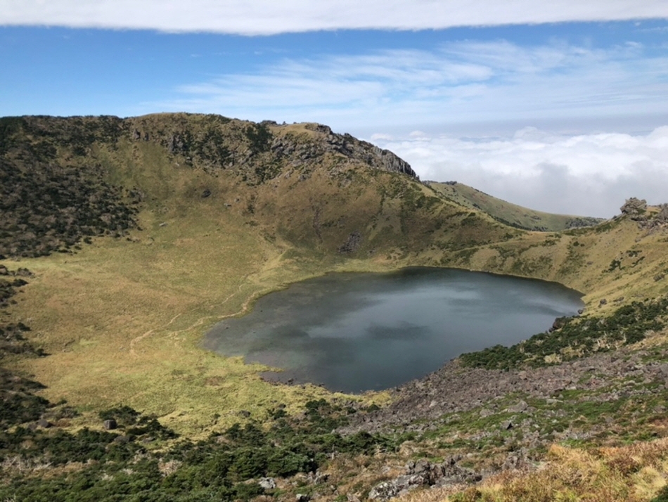 漢拏山山頂から眺めた白鹿潭と雲海（撮影：韓国観光公社PHOTO KOREAイ・ソンジ氏）
