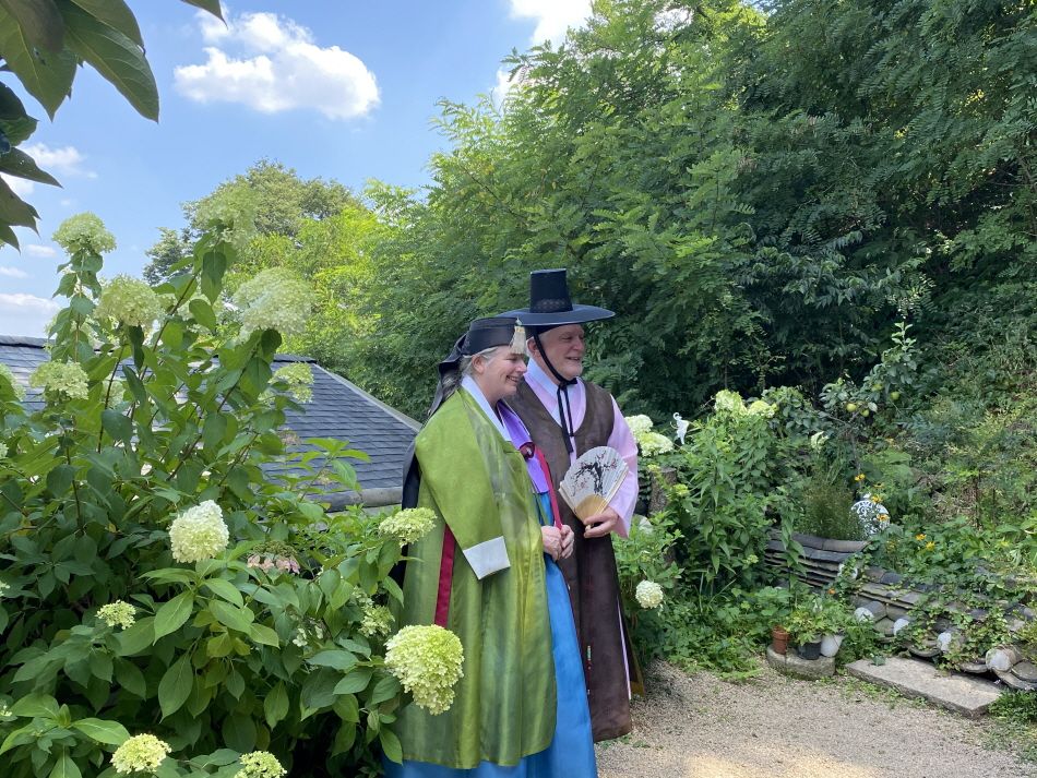 Tourists wearing hanbok in Jongno-gu, Seoul (Credit: Dangchomoon)