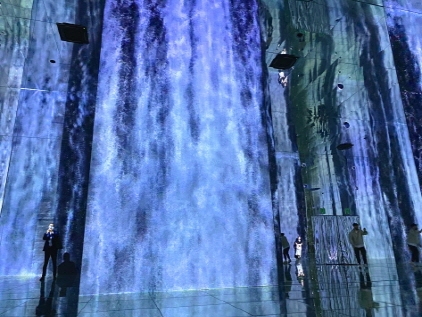 Льющийся с высоты великолепный медиа-водопад 'WATERFALL-INFINITE’
