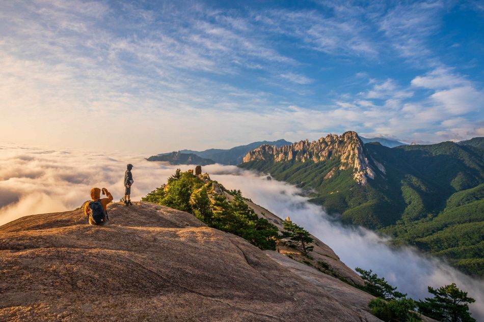 登山客眺望雪嶽山蔚山岩的拍攝場景