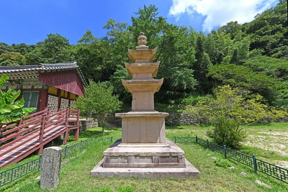 Three-story Stone Pagoda at Eungjinjeon Hall