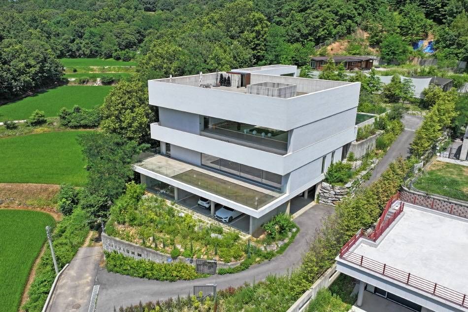 Trivium с впечатляющим бетонным фасадом 