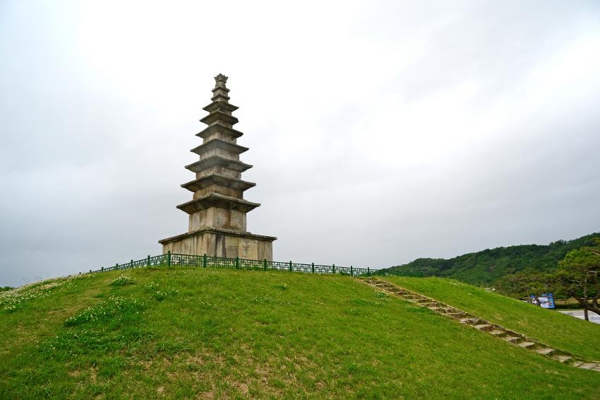 Pagode en pierre et vues du du parc Sajeok