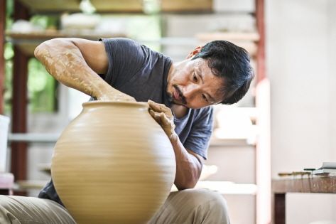 Master Jin Joung-wook working with an electric pottery wheel 