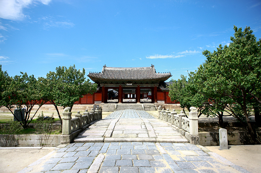 Ворота Мёнчжонмун во дворце Чхангёнгун 