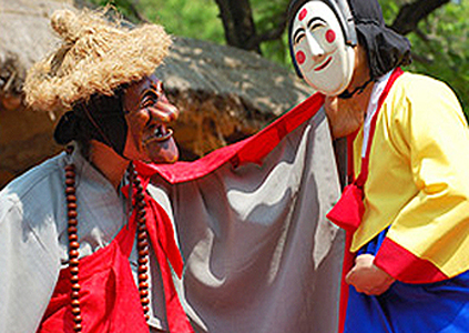 Народные танцы в традиционных масках Хахве