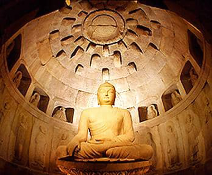Статуя Будды в гроте Соккурам