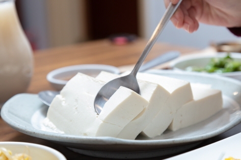 Fresh bean curd served as part of the course meal (Credit: Korea Tourism Organization)