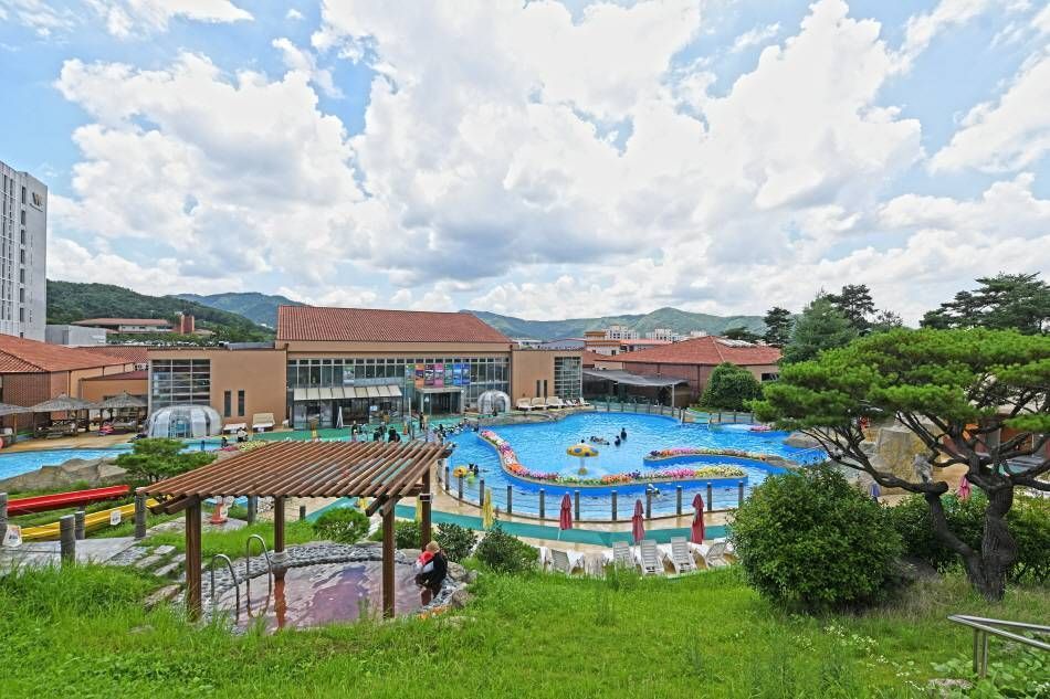 Открытая спа-зона в спа-центре HUE при горячих источниках Сокчжон