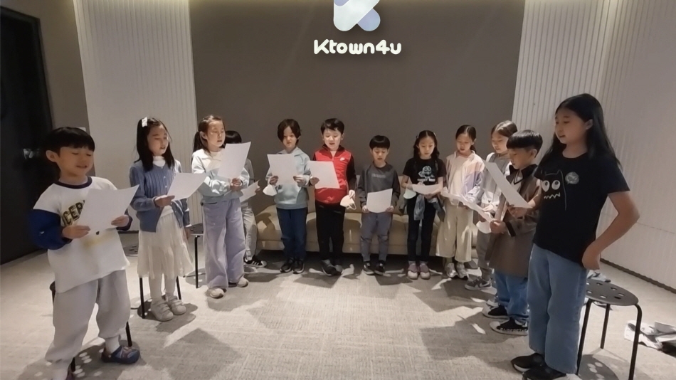 ボーカルルームで練習する子どもたち（写真提供：Ktown4u）