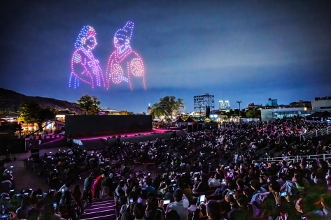 以夜空為背景所上演的多媒體秀