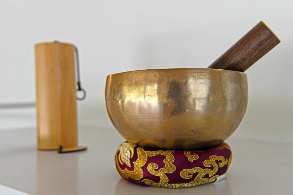 Поющая чаша, применяемая на занятиях по йоге и медитации