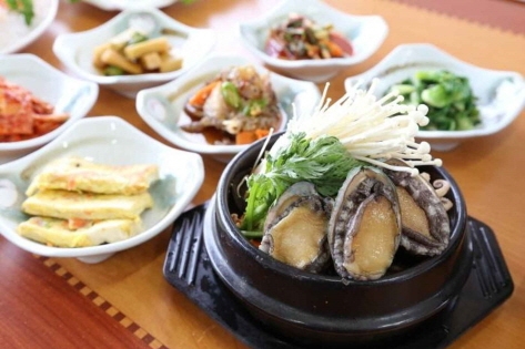 アワビがいっぱいの済州名物の海鮮鍋・チョンボクトゥッペギ