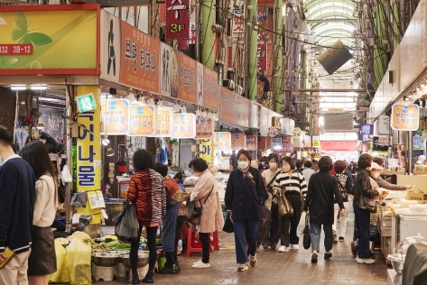  People shopping at a market