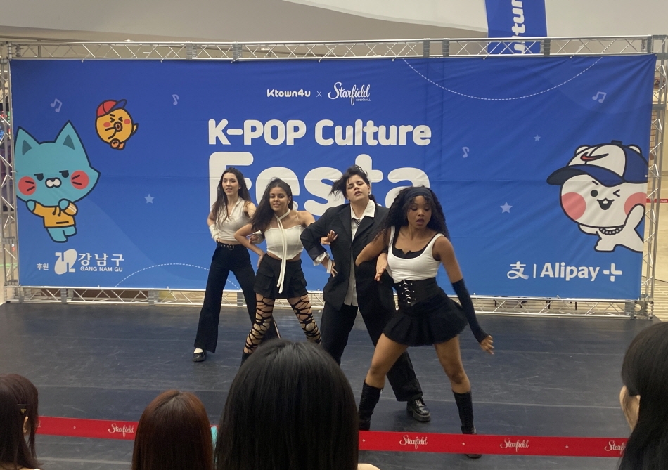 Participants showcasing their moves at the K-POP Culture Festa (Credit: Ktown4u)